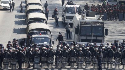 Полицията в Мианмар използва бойни патрони срещу демонстранти