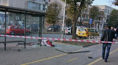 Шофьор блъсна младеж на спирка във Варна и избяга