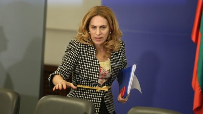 Николова иска ваксини за целия персонал в туризма