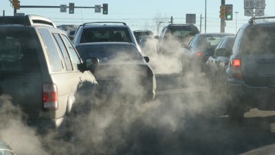 Забраняват замърсяващите коли от догодина