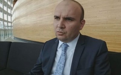 Илхан Кючюк критикува ЕК за бавното ваксиниране