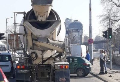 Бетоновоз помете пешеходец в София, шофьорът избяга