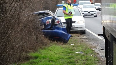 Тир удари кола в Благоевград, има ранен (снимки)