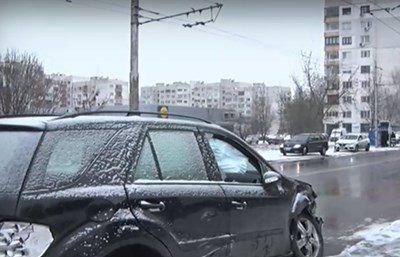 4 коли се нанизаха на опасно кръстовище в София