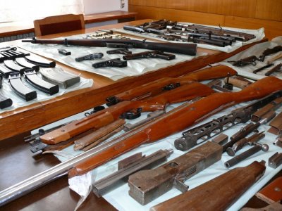 Спипаха млад мъж с оръжия за 40 бона