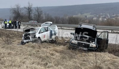 Кола на А1 се заби в джип край Мездра, има ранени (СНИМКИ)