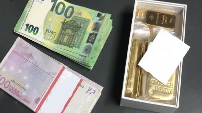 Златни кюлчета и пачки по €500 спипани на „Калотина”
