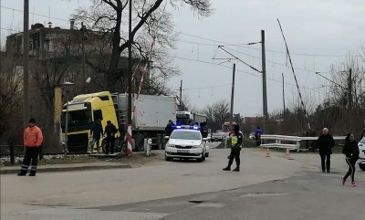 Влак и ТИР се удариха в Лом заради неспусната бариера 