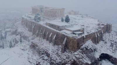 Снегът в Атика спря тока и водата в десетки райони