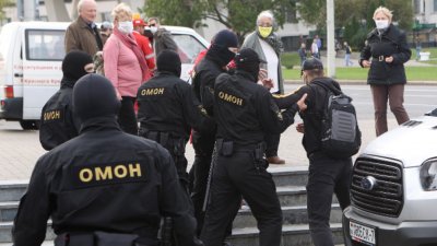 Полицията в Беларус нахлу в домовете на 20 журналисти 