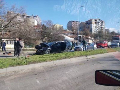 Шофьор е в болница заради удар в насрещното във Варна