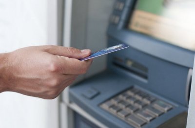 Спипаха мъж от Дебелец, изтеглил 4600 лева от чужда карта