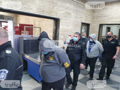 Арестуваните след разбития секс канал в Пловдив, влязоха с качулки в съда