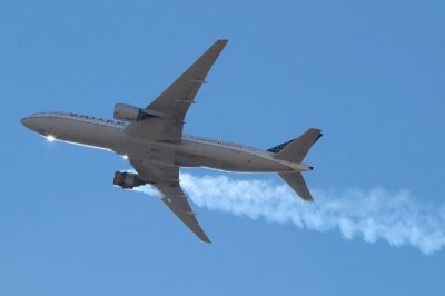 ЕКШЪН във въздуха: Отломки от аварирал самолет се изсипаха над Денвър (СНИМКИ+ВИДЕО)