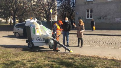 Прахосмукачки чистят тротоарите в "Надежда" и "Възраждане" 