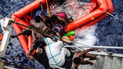 Италия спаси 47 мигранти от водите край остров Лампедуза