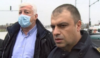 Поп катастрофира, шефът на полицията се оказа в задната кола