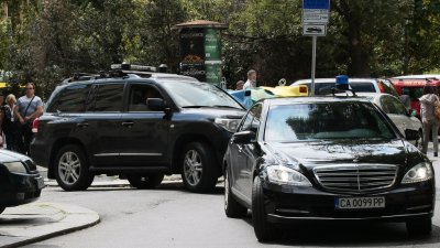 Кола на НСО катастрофира в София