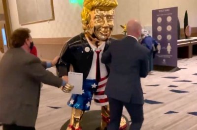 Издигнаха златна статуя на Тръмп 