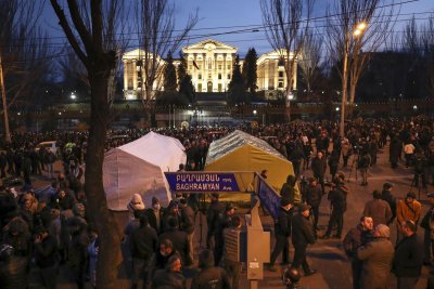 Опозицията в Армения разпъна палатки пред парламента