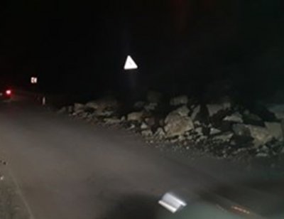 Скала блокира пътя за Нареченски бани 