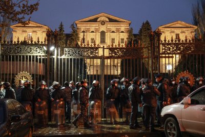 Протестиращи нахлуха в правителствена сграда в Ереван