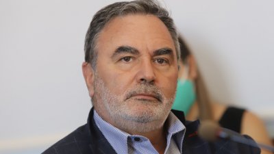 Доц. Кунчев: Има риск чакащите на опашка да не стигнат до ваксина