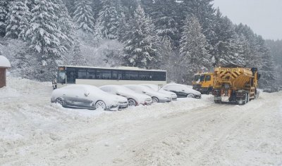 Снежни виелици затвориха пътя между Драгалевци и "Алеко" 