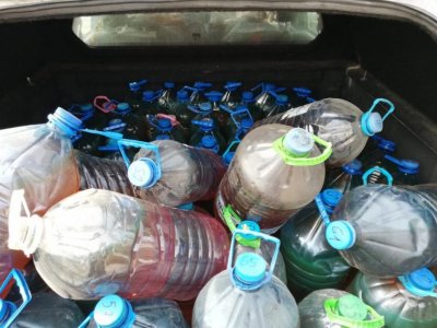 Двама шофьори са задържани с близо 3 000 литра гориво
