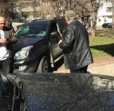 Джип забърса мъж на тротоар в София