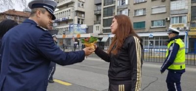 Ченгета подаряват цветя за Осми март