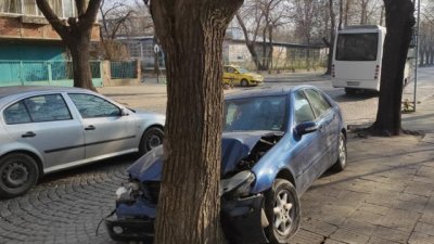 Мерцедес стана на хармоника след зверски удар в Кючука
