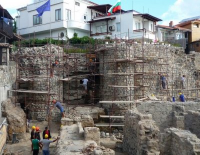 Кметът на Созопол е готов да бутне стената