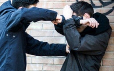 Момче преби друго дете, приятелите им снимали с телефоните си