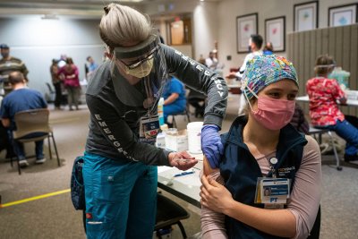 В Аляска разрешиха ваксинацията на 16-годишните
