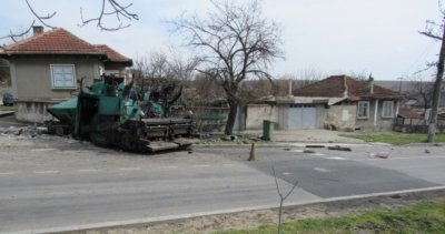 Машина за асфалт прати двама души в болница