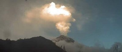 Страхотия: Вулканът Сангай изхвърли 8-километров стълб от пепел в Еквадор