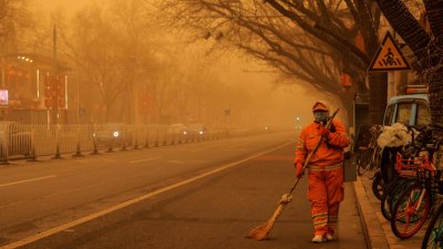 Пустинен прах затрупа Пекин