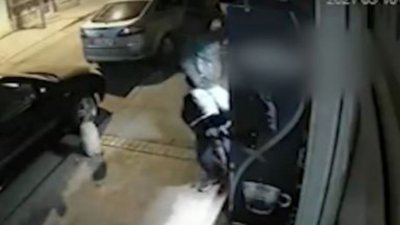Малолетни разбиват с нож вендинг автомати в София