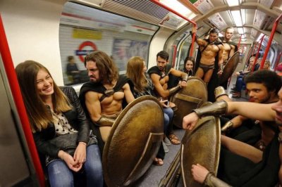 300 спартанци зарадваха дамите в лондонското метро (СНИМКИ)