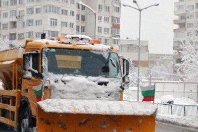 60 машини чистят снега по улиците на София