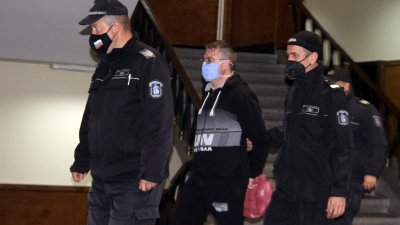 Диджей-педофил влиза задълго в зандана