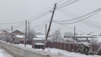 Снегът остави без ток 11 села във Врачанско