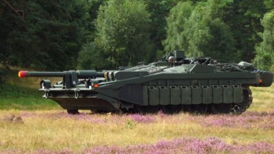 Танк взриви птицеферма в Италия 