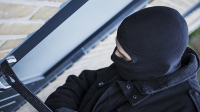Обраха апартамента на художник, докато е в болница с COVID-19