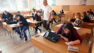 Не се обсъждат промени в датите на баловете и на матурите