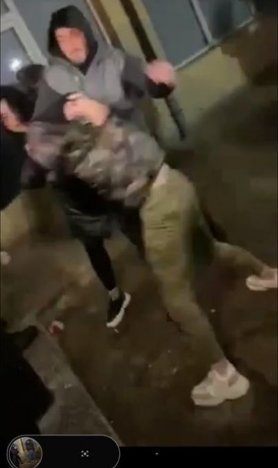 Момичета се биха в училищен двор 