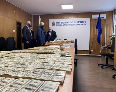 БНБ за печатаните банкноти: Фалшиви пари са, не рекзивит