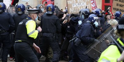 20 ранени полицаи при сблъсъци в Бристъл