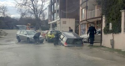 Наводнена улица погълна кола във Варна